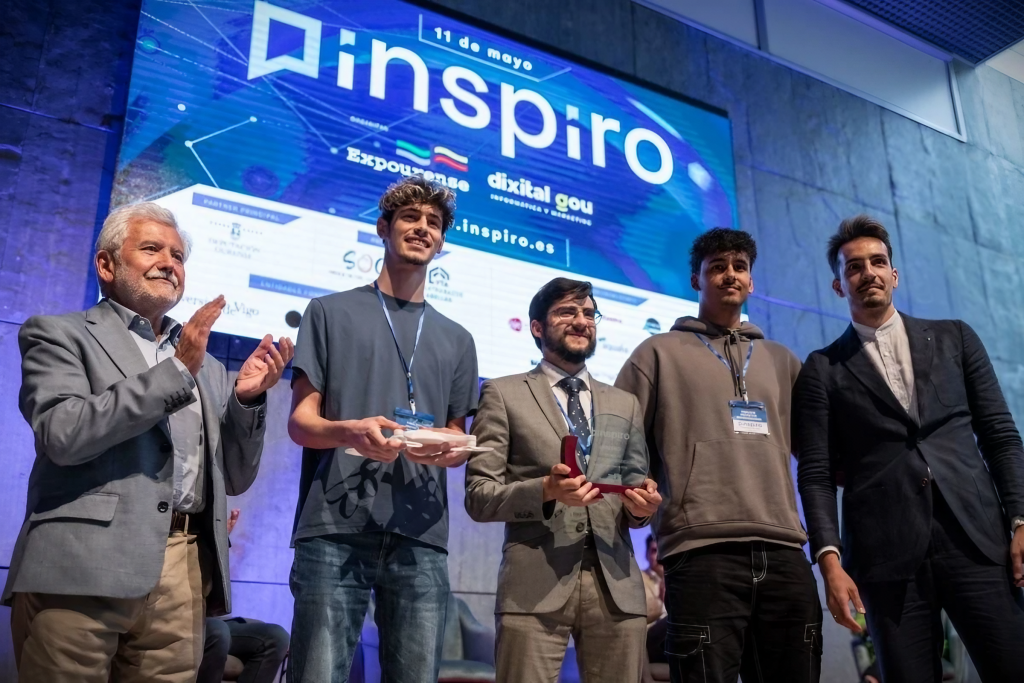 Muestra a los fundadores de Luxsit recibiendo un premio Inspiro